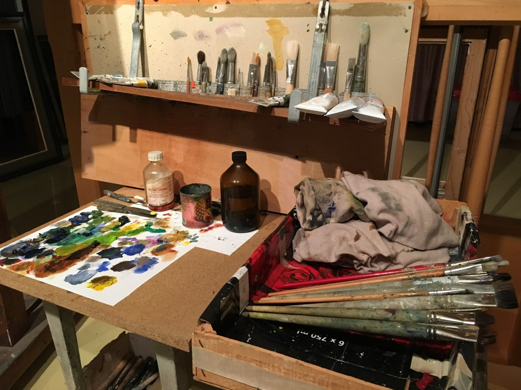 Blick in das Atelier von Eugen Ruch in Meiringen: Palette, Pinsel, Farben.