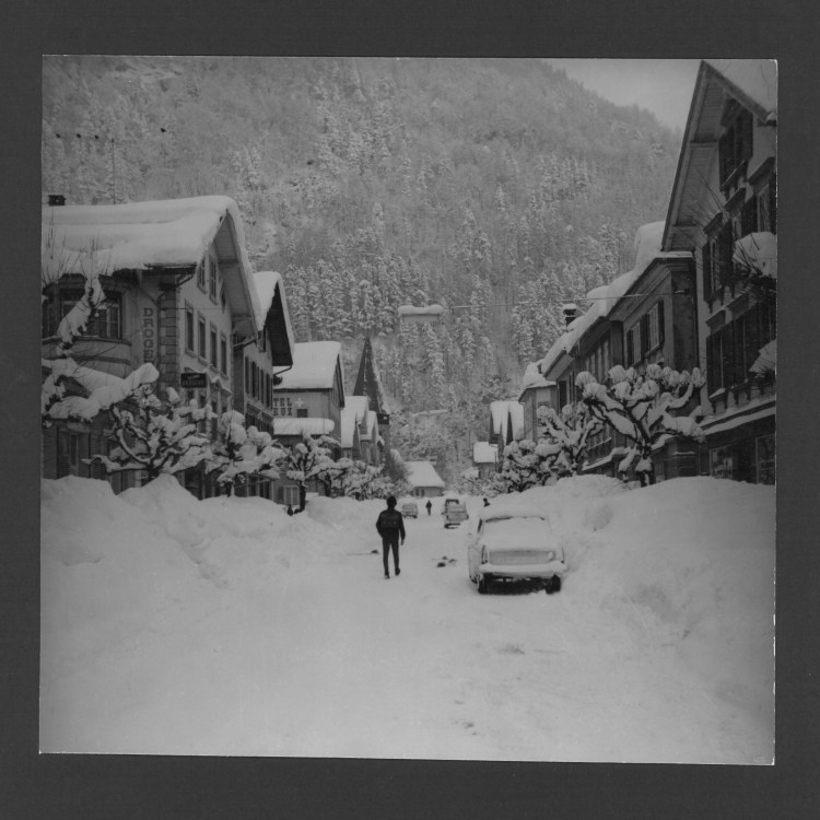s/w-Foto Eugen Ruch, Kirchgasse Meiringen im Schnee