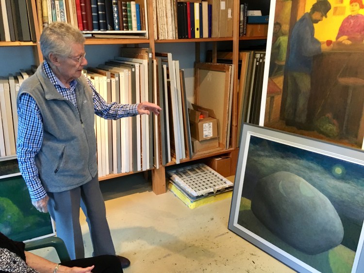 Eugen Ruch, sein Bild "Monduhr" erläuternd.